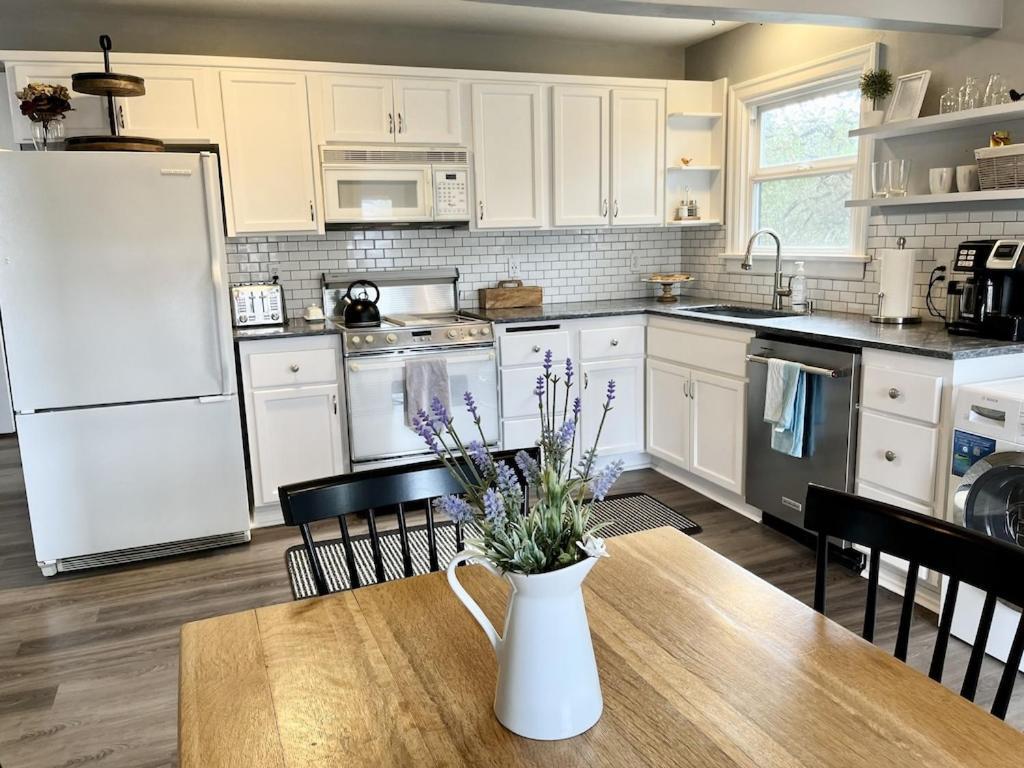 Modern 2 Bedroom Farmhouse Cottage With Hot Tub In Snohomish Eksteriør billede