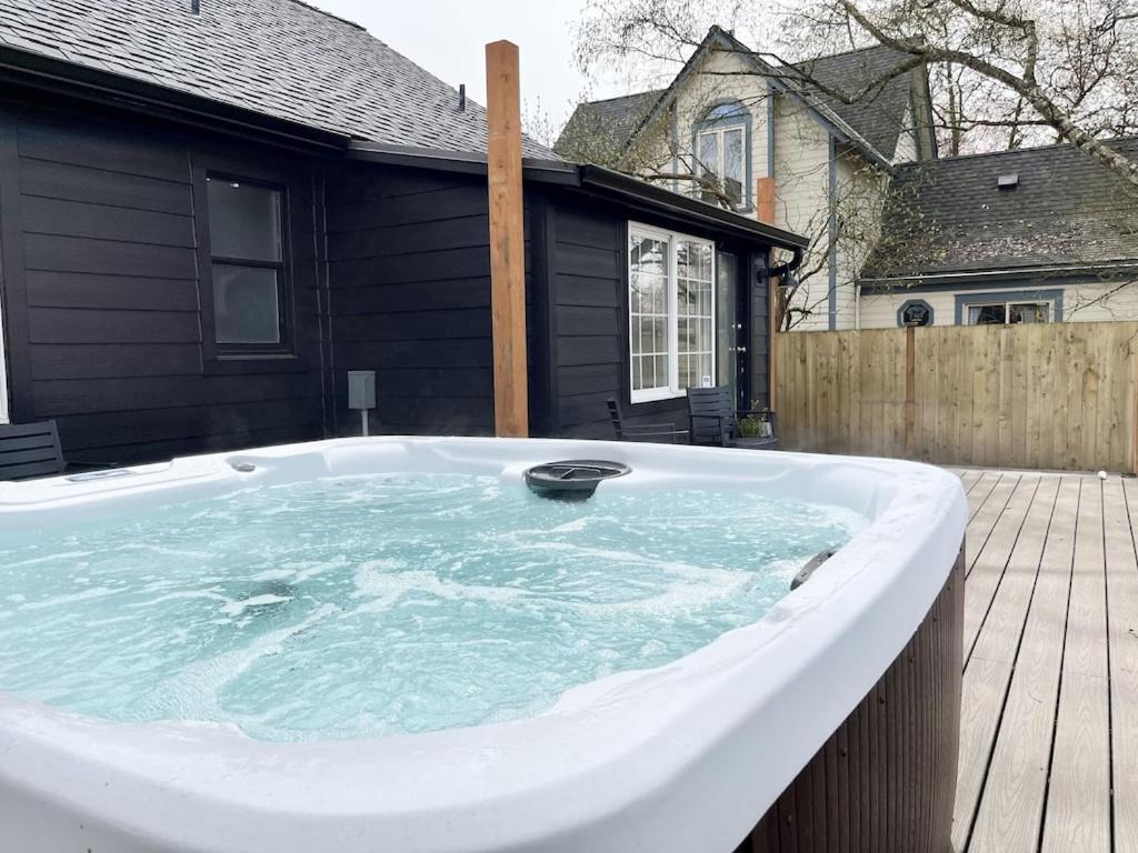 Modern 2 Bedroom Farmhouse Cottage With Hot Tub In Snohomish Eksteriør billede