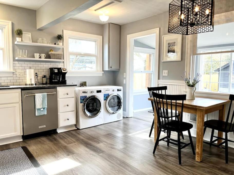 Modern 2 Bedroom Farmhouse Cottage With Hot Tub In Snohomish Eksteriør billede